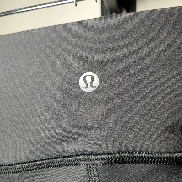 Lululemon True Self Crop II - Black sz 4 - Picture 4 of 8